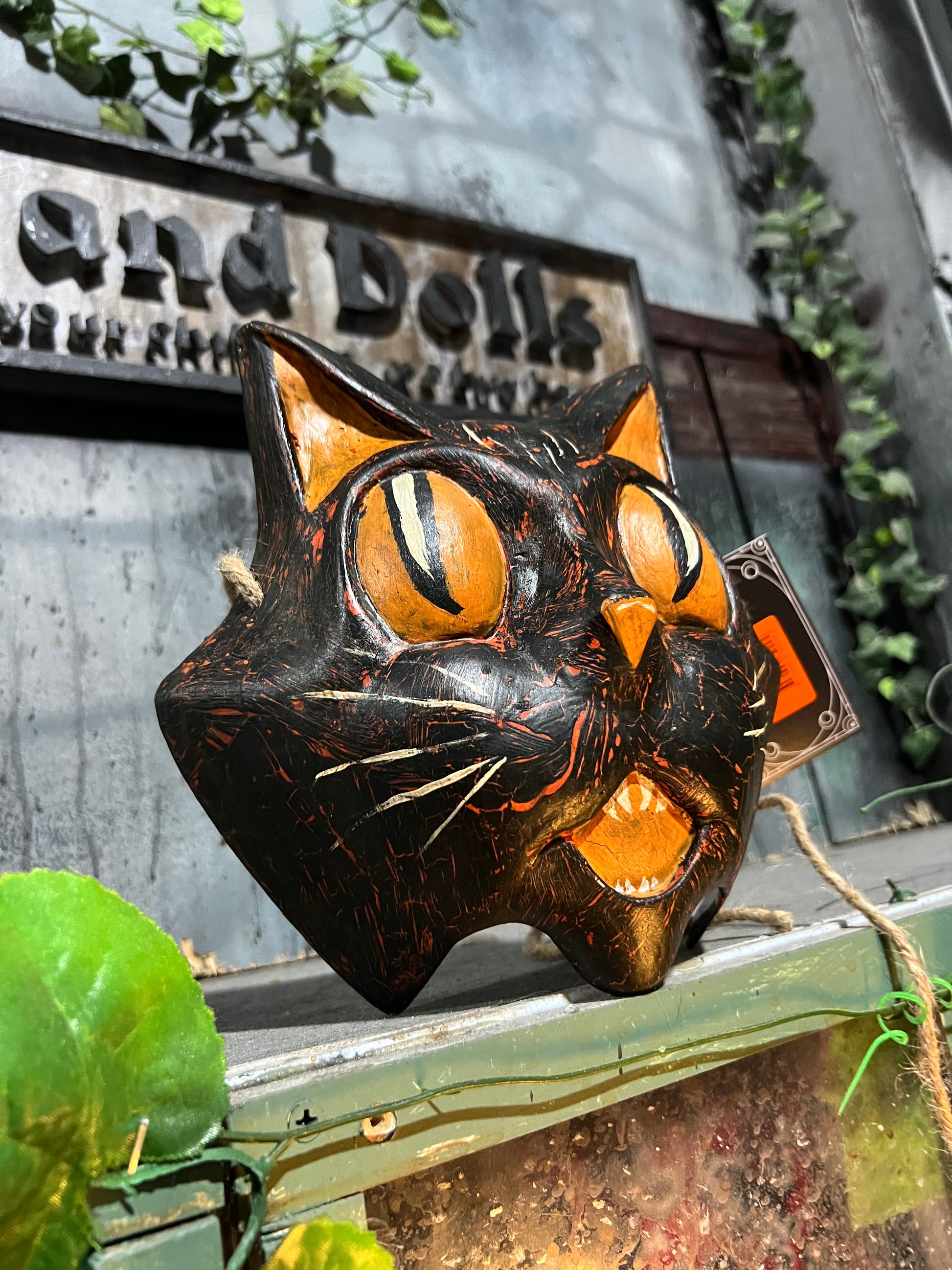 ORANGE-EYED STYLED VINTAGE BLACK CAT MASK