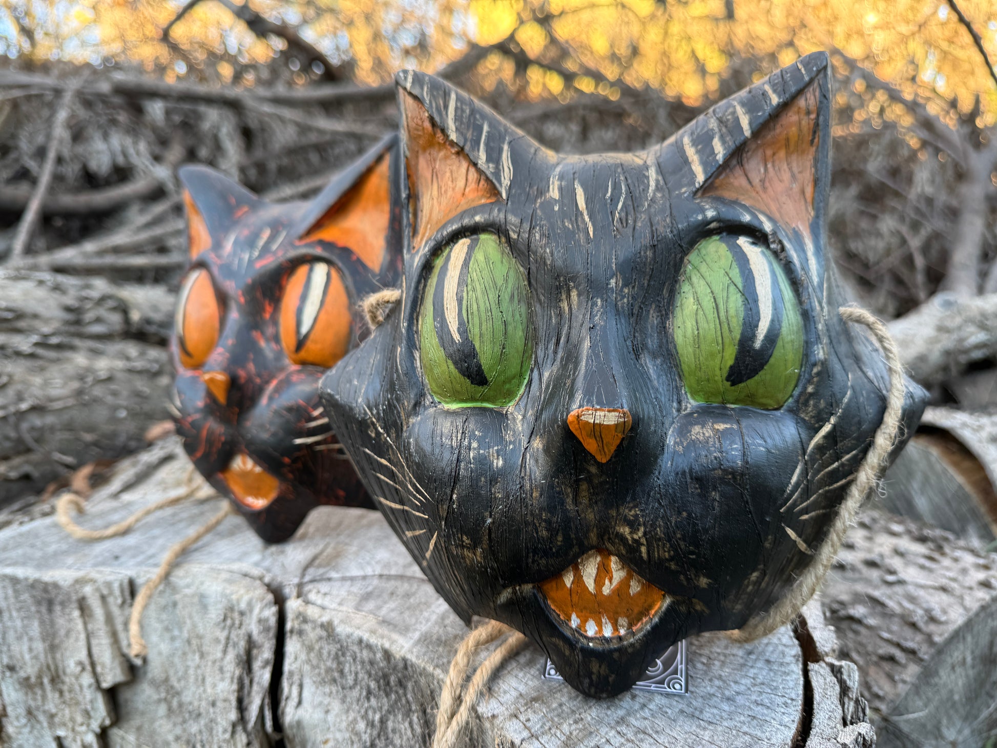 Green-Eyed Vintage Style Black Cat Mask in Faux Wood Grain